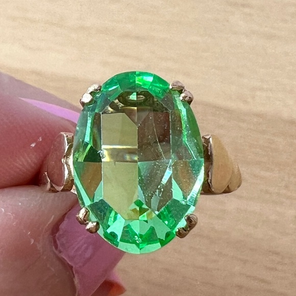 VINTAGE 9K GOLD URANIUM VASELINE GREEN GLASS RING HEARTS BAND ENGLISH HALLMARKS - Picture 4 of 16